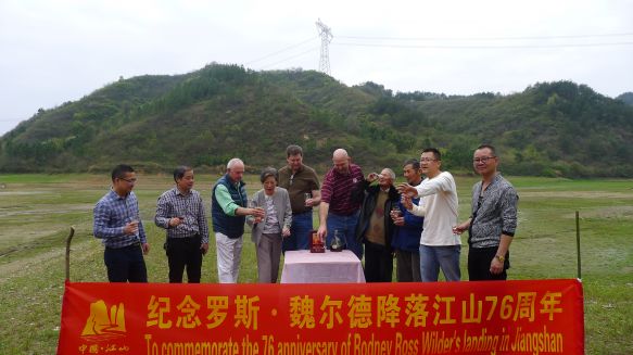 P1170641 toasting Hoss Wilder near his landing site.JPG